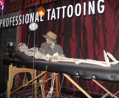 funny skeleton gets a bone tattoo