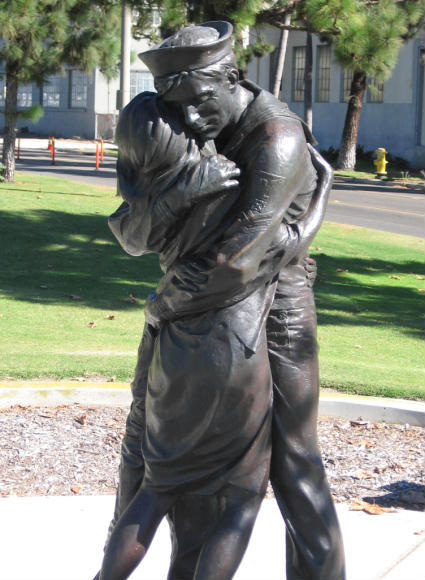 homecoming statue on greatest generation walk
