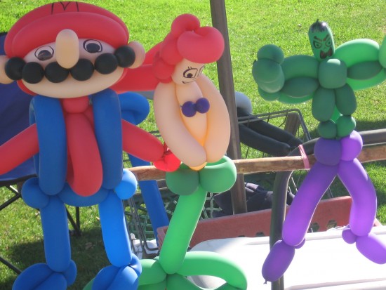 Balloon Mario, Little Mermaid and Hulk attract kids.
