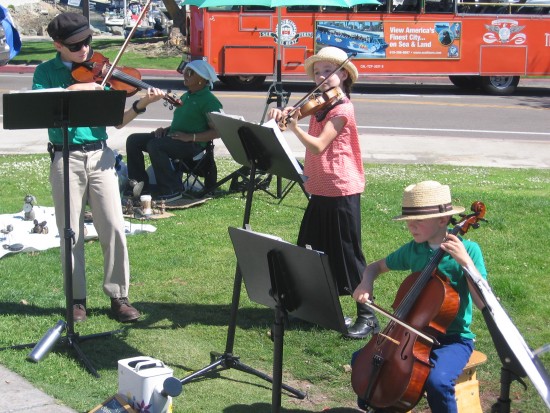 De la Motte family playing string music.