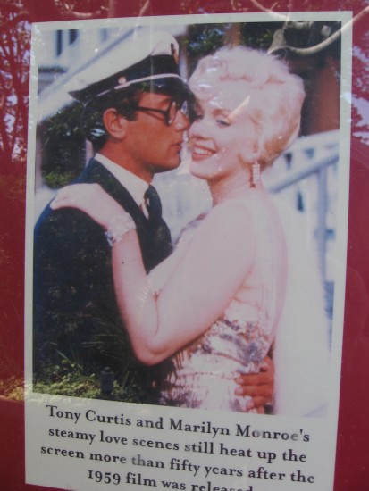 Photo of Tony Curtis and Marilyn Monroe movie love scene.