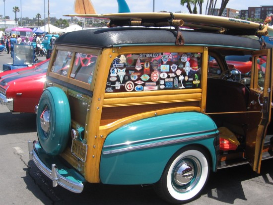 A cool woodie with surfboard!