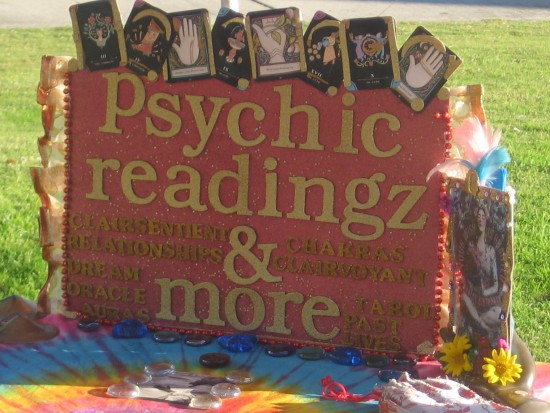 This sign promotes psychic readingz and more!
