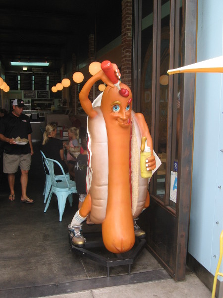 Coronado hot dog pours ketchup on itself!