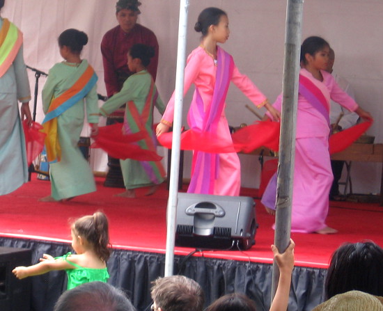 The audience enjoyed some colorful and joyful entertainment!