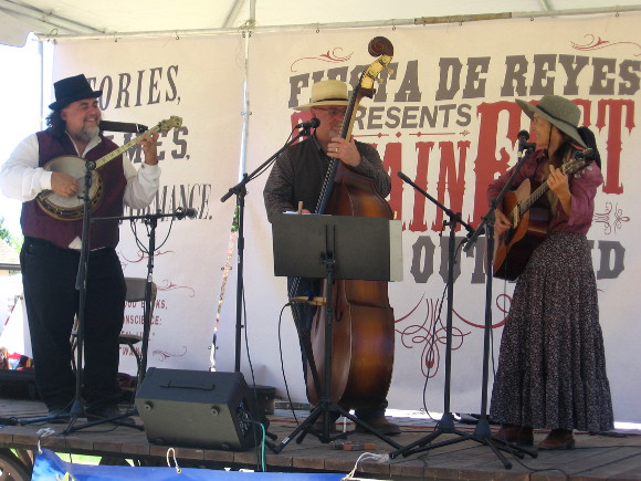 Music included those familiar old folk songs that had everyone clapping.