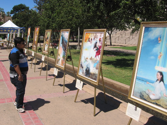 Falun Gong artwork emphasizes persecution in China.