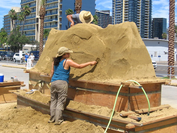 A few minutes later, an eagle is taking form on this tall heap of sand!