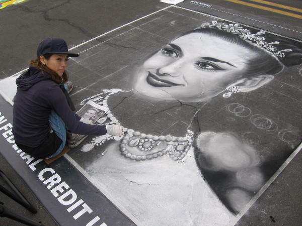 Moe Notsu was having fun creating this beautiful chalk art masterpiece!