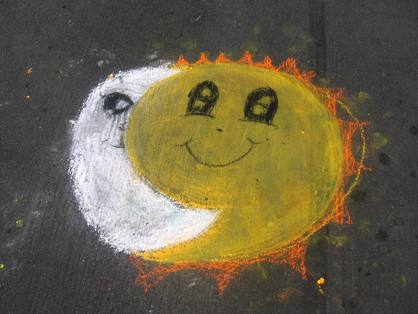 This happy sun and moon are just there on the street for no apparent reason!