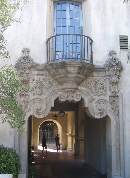 Passage by Museum of Man leads back toward El Prado.