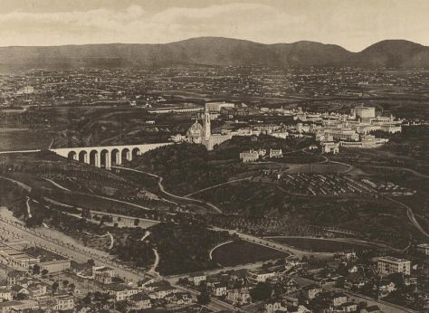 Aerial view from downtown San Diego of Balboa Park's 1915 Panama-California Exposition. In 1910 San Diego had a small population of only 39,578.
