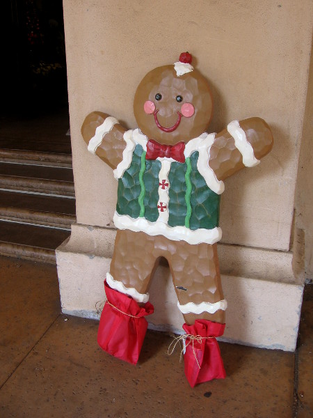 A smiling gingerbread man greets one and all to Casa del Prado.