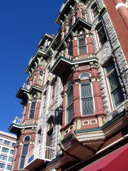 The legendary Louis Bank of Commerce Building attracts much attention!