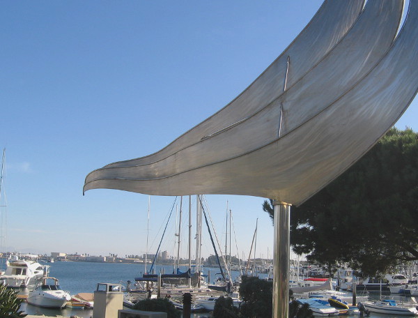 Freedom sculpture at Glorietta Bay Yacht Club Promenade appears dull and utterly lifeless.