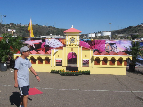 Model of Bến Thành Market, which was established by French colonial powers in 1859, developed from early 17th century street vendors near Saigon River.