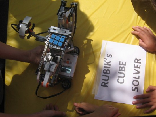 This is a mechanical, computerized Rubik's Cube solver that detects color.