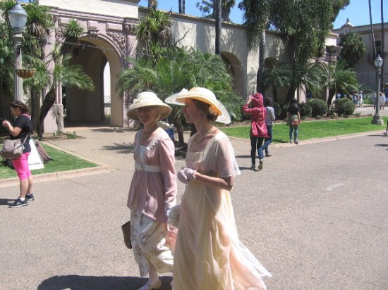 Folks in old-fashioned dresses and nostalgic garb were walking up and down El Prado.