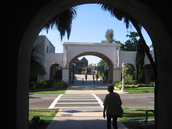 Another pic taken from an archway on the opposite side of El Prado.