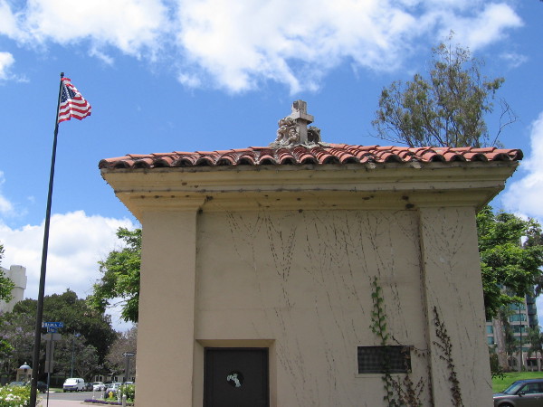 One of two guardhouses on either side of El Prado, at the west end of the Cabrillo Bridge.