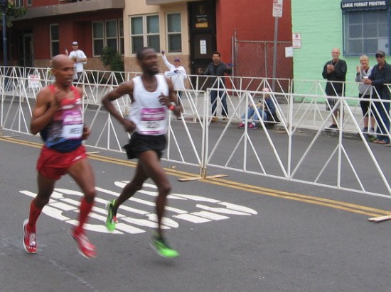 Here come Meb Keflezighi and Jordan Chipangama side-by-side! Who will win.