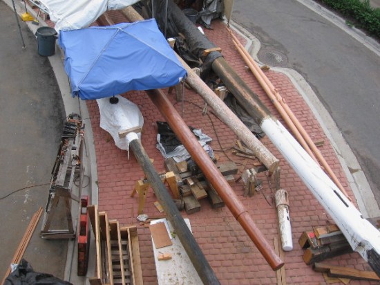 While the masts are now in, yards are still being prepared. As I understand it, they'll be installed along with the ballast, once San Salvador is afloat near the Maritime Museum.