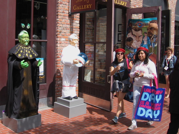 Numerous zany Colonel Sanders sculptures placed about San Diego transmitted free Wi-Fi for Comic-Con visitors. KFC seems to have adopted an attention-getting marketing strategy.