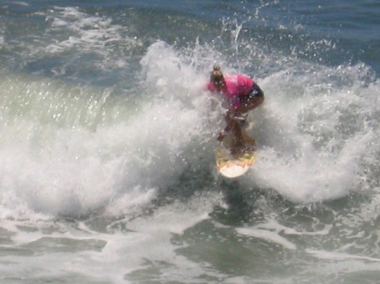 Each pairing of surfers is given 25 minutes. Whoever achieves the highest score moves on in the competition, avoiding elimination.