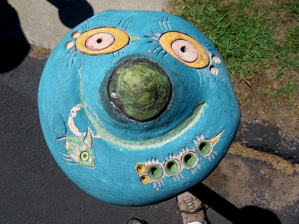 Here come more photos of funny ceramic eyes and faces decorating those plain steel parking lot posts.
