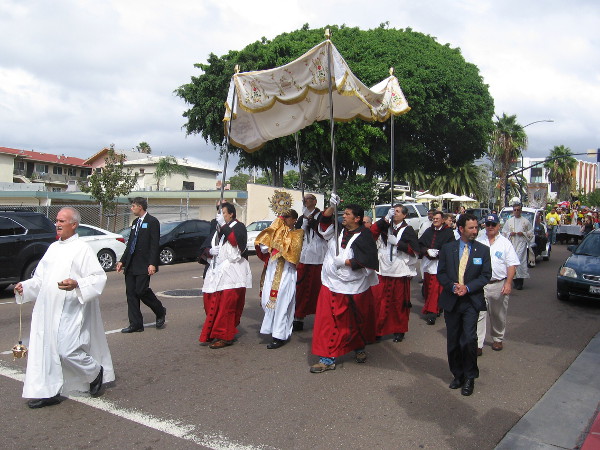 Now proceeding down Hawthorn. The threatened rain held off for the event!
