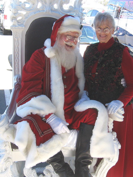 Here's smiling Santa, with Mrs. Claus! Spectacular entrance! They wished me a Merry Christmas! And the same to you! Ho, ho, ho! Stay jolly!