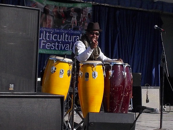 This cool musician on the stage saw me taking a photo! Hello!