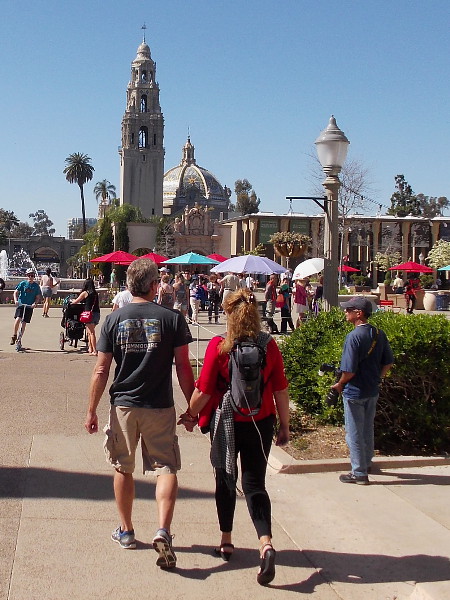 A couple walks hand-in-hand down El Prado and into the Plaza de Panama on Valentine's Day.