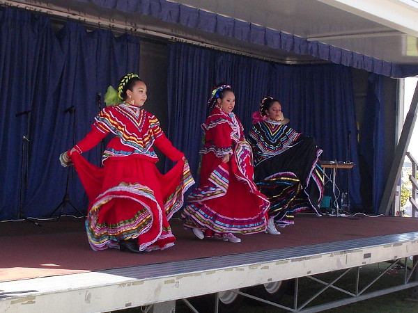 Colorful, energetic folklorico dancing on a smaller, non-competitive stage.