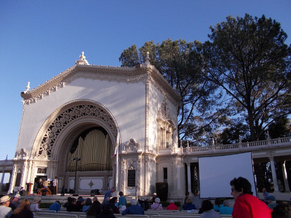 A crowd gathers. About an hour to go before the evening concert.
