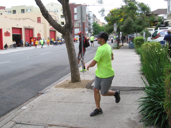Some fielding action on the sidewalk right in front of me! Fortunately, I didn't manage to get in the way.