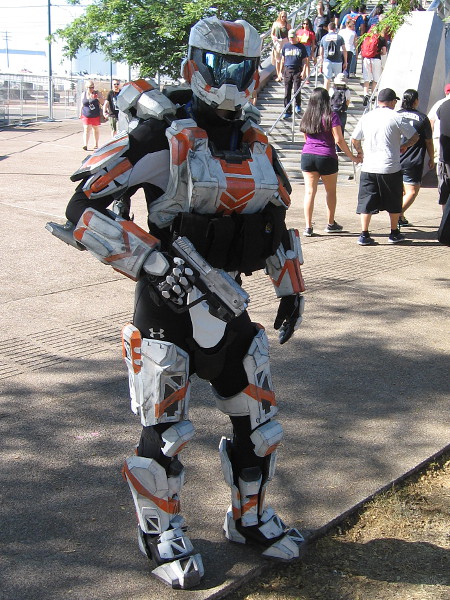 Cosplay of an armored player in the popular video game Halo.