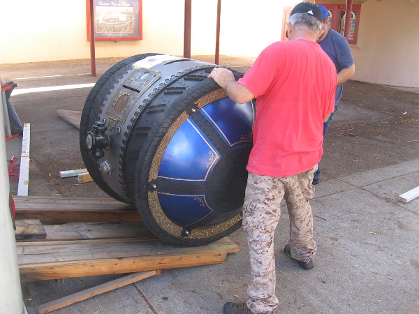Here comes AR-Duo, the Caloric Rover, a cool steampunk rolling doohickey which is beyond awesome.