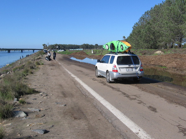 A cleanup volunteer with a kayak is arriving!