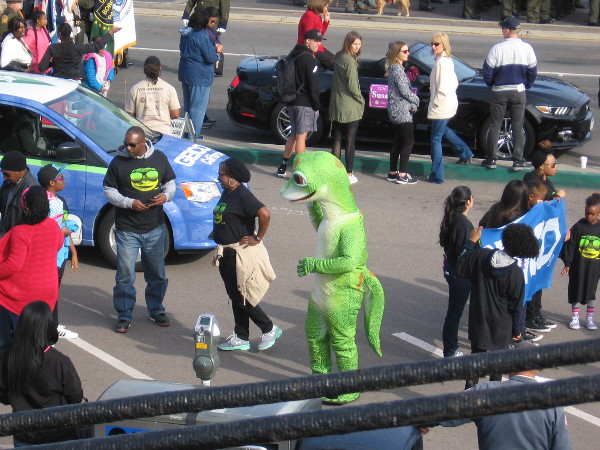 Oh, goodness! It's the Geico gecko.