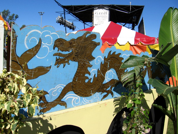 A dragon near the festival entrance.