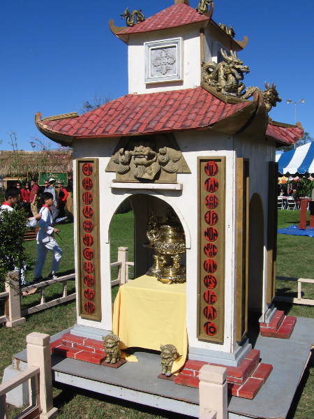 A representation of the sacred Hùng Kings' Temple, which is located on the Nghĩa Lĩnh mountain.