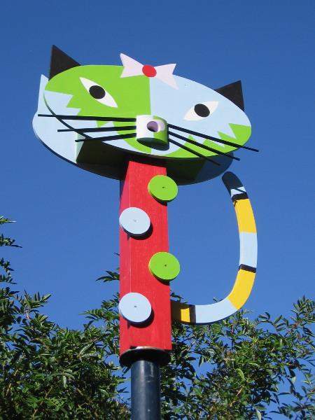 Mas Vale Pajaro en Mano. Birdhouse by artist Joel Sotelo.