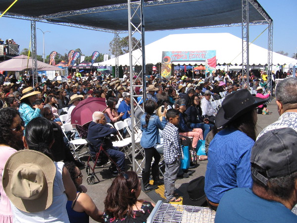 Now I'm back at the Main Stage one last time. The crowd has grown!