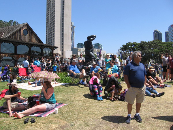 Almost time to start the official racing! Lots of people got free seats on the grass. The Embarcadero was jammed with spectators!