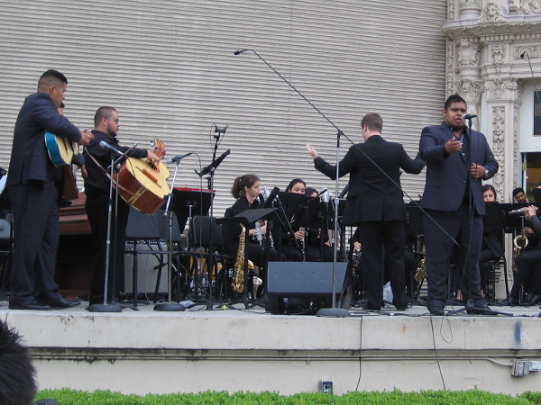 Kevin Lomes sings Granada, with a powerful voice that deeply moved the audience.
