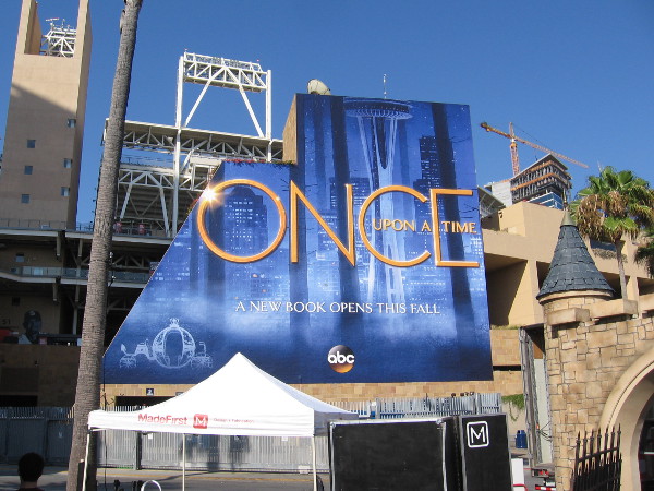 The Once Upon a Time wrap for 2017 Comic-Con is really eye-catching.