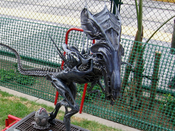 A super awesome one quarter scale model of the Queen Alien was being shown by Matrix Studio.