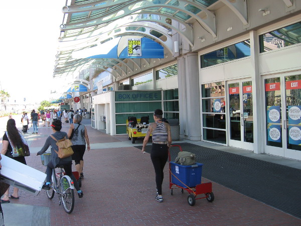 San Diego Comic-Con exhibitors are getting ready in front of the convention center!