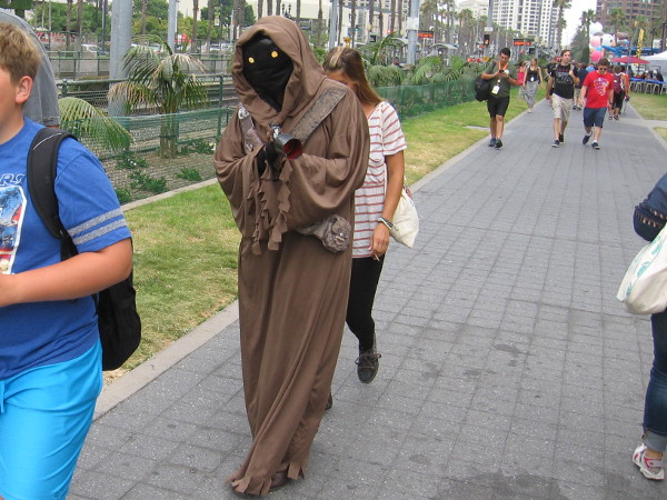 Cosplay of a Star Wars Jawa.